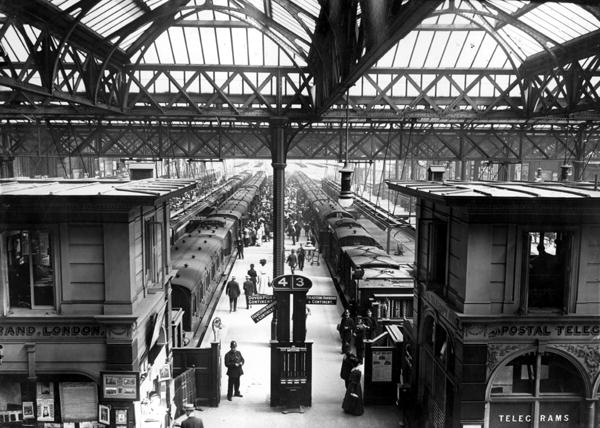 Interior of Charing Cross Station, London, c.1890 (b/w photo)  a English Photographer