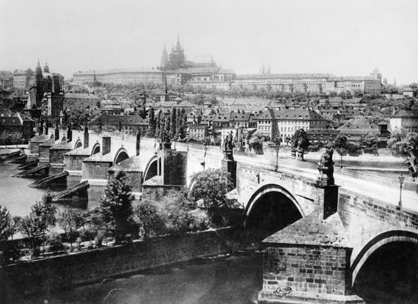 Veduta di Praga con il Palazzo Imperiale (Hradschin) e il Ponte Charles, a French Photographer