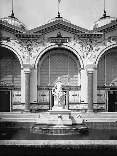 Portico and fountain at the Universal Exhibition, Paris a Adolphe Giraudon