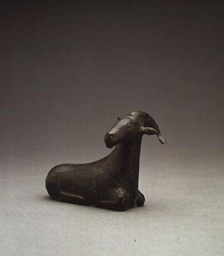 Bronze figure of a recumbent goat a Anonimo