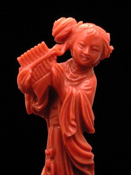 Statuette of a maiden with a piped musical instrument a Scuola Cinese