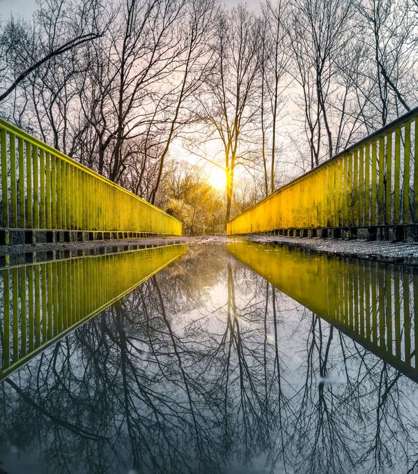 Spiegelung auf einer Brücke a Dennis Wetzel