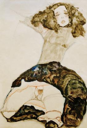 Schwarzhaariges Mädchen mit hochgeschlagenem Rock 1911