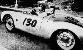 James Dean alla guida della sua Porsche con Rolf Wutherlich in 1955