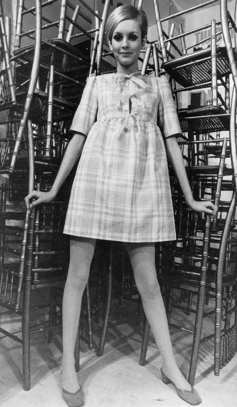 Twiggy wearing dolly dress with pink ribbons a English Photographer, (20th century)