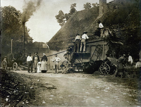 Threshing scene, late 19th century (b/w photo)  a Scuola Francese