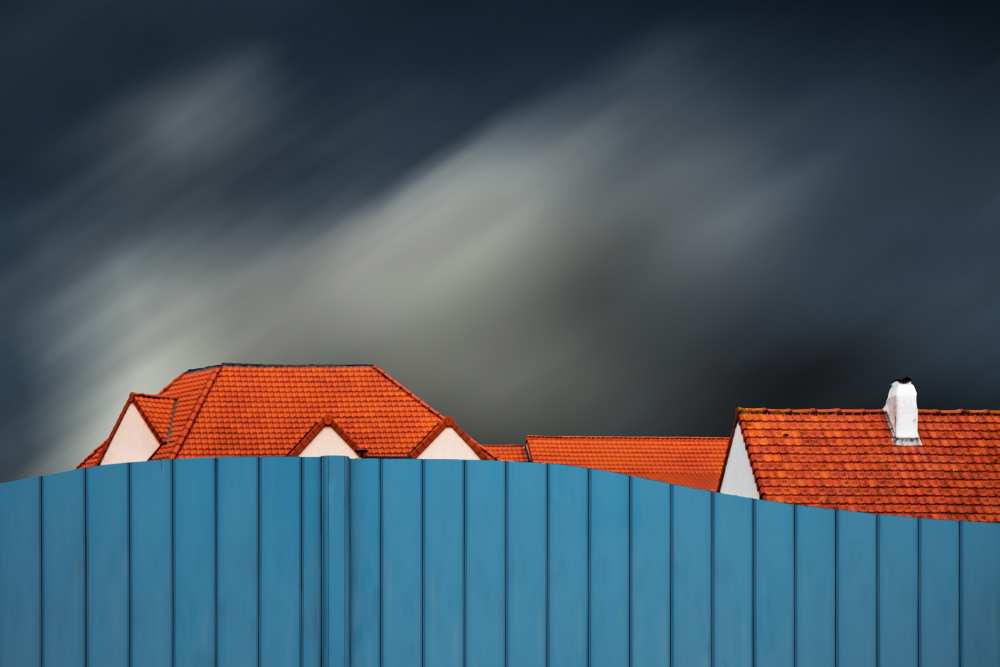 Living behind the fence a Gilbert Claes