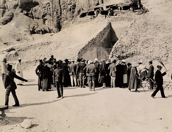 Crowd of interested spectators waiting outside the Tomb of Tutankhamun, Valley of the Kings (gelatin a Harry Burton