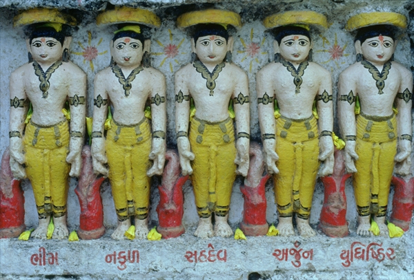 Pancha Pandava, the five hero brothers of the Mahabharata (painted stone)  a Scuola indiana