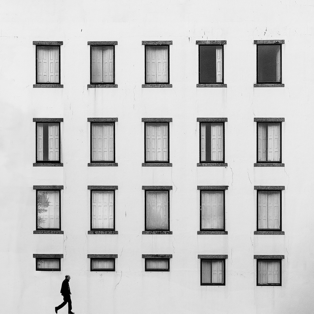 Windows and walking man a Inge Schuster