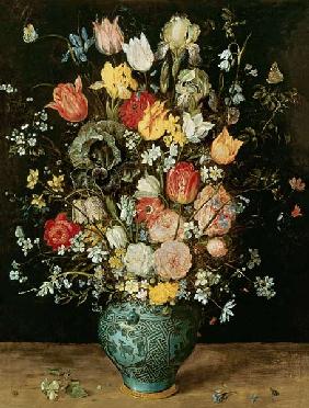 Bouquet di fiori in vaso blu