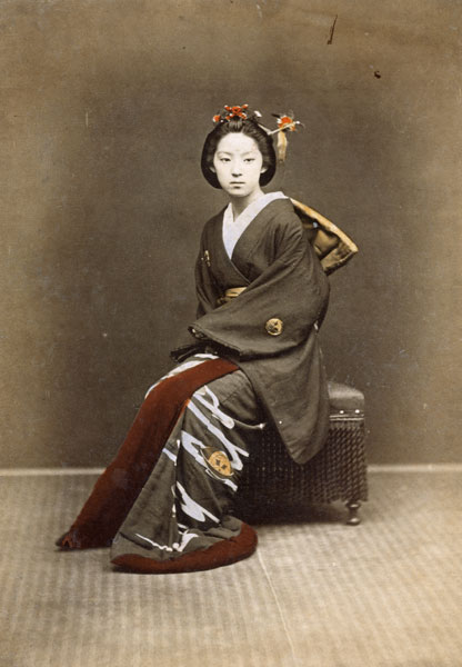 Young Girl in a Kimono, c.1860-70 (hand coloured photo) a Scuola Giapponese, (19°secolo) Scuola Giapponese, (19°secolo)