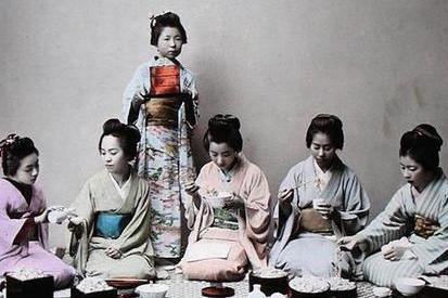 Giovani ragazze giapponesi che mangiano noodles, a Japanese School, (20th century)