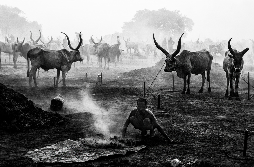 In a mundari cattle camp - South Sudan a Joxe Inazio Kuesta Garmendia