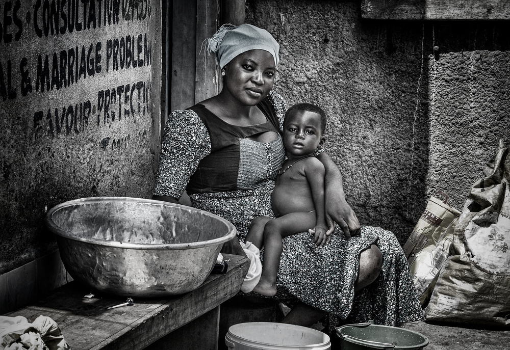 Mother and her child in the streets of Ghana. a Joxe Inazio Kuesta Garmendia