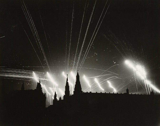 Air Raid over the Kremlin, Moscow, 1941 a Ma Bourke-white