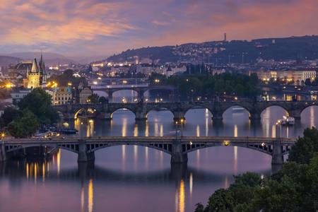Vista serale sui ponti della Moldava a Praga