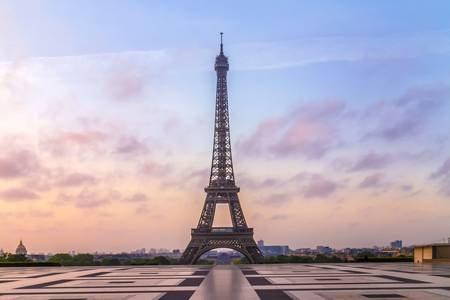 Torre Eiffel a Parigi all\'alba