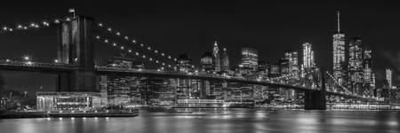 MANHATTAN SKYLINE & BROOKLYN BRIDGE Impressioni notturne | Panorama monocromo