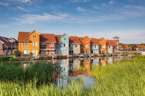 Häuser im Reitdiephaven in Groningen in den Niederlanden a Michael Valjak