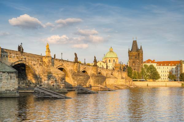 Karlsbrücke Prag in der Abendsonne a Michael Valjak