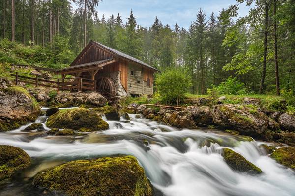 Mühle am Gollinger Wasserfall in Österreich a Michael Valjak
