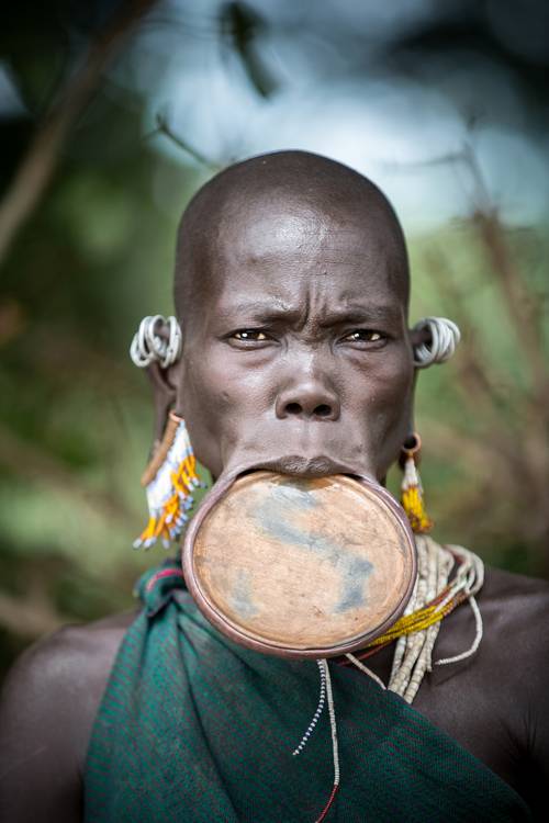 Porträt alte Frau aus dem Suri / Surma Stamm mit Lippenteller in Omo Valley, Äthiopien, Afrika a Miro May