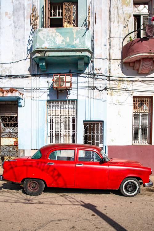 Red Oldtimer in Havana, Cuba. Street in Havanna, Kuba a Miro May
