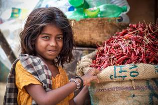 Bambina con peperoncini in Bangladesh, Asia