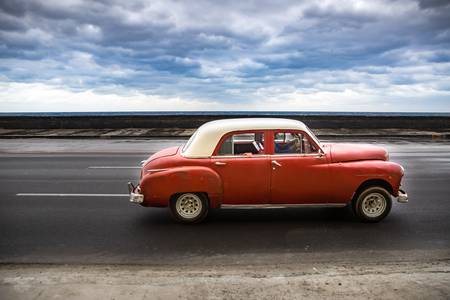 Red Oldtimer, Malacon, Havana, Cuba, Kuba