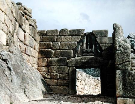 View of the Lion Gateway at the entrance to the palace (photo) a Mycenaean