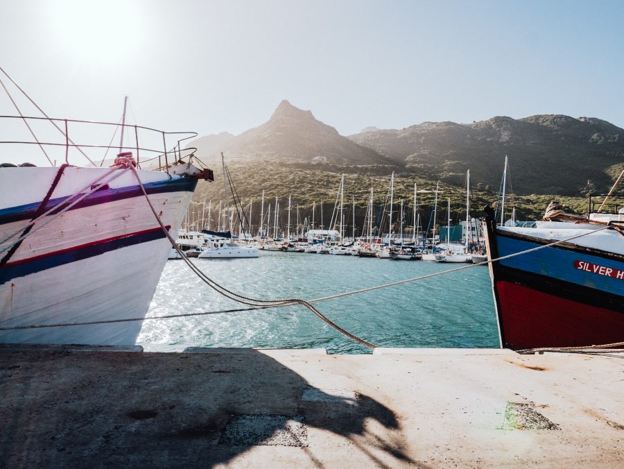 Schiffe vor Yachthafen in Hout Bay, Kapstadt a Laura Nenz