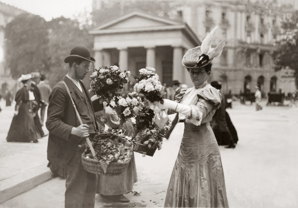 Flower seller / Potsdamer Platz / 1910 a 