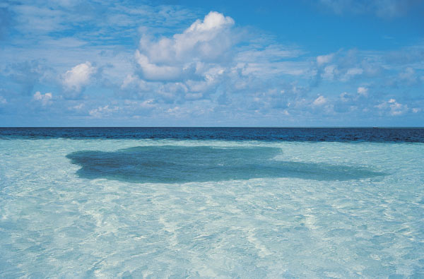Clouds shadow in sea water (photo)  a 