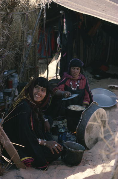 Females cooking, Bedouin encampment, Grand Erg Oriental (photo)  a 