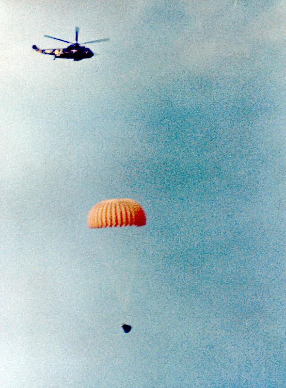 Gemini 11 : spacecraft coming back on earth is going to land on water a 