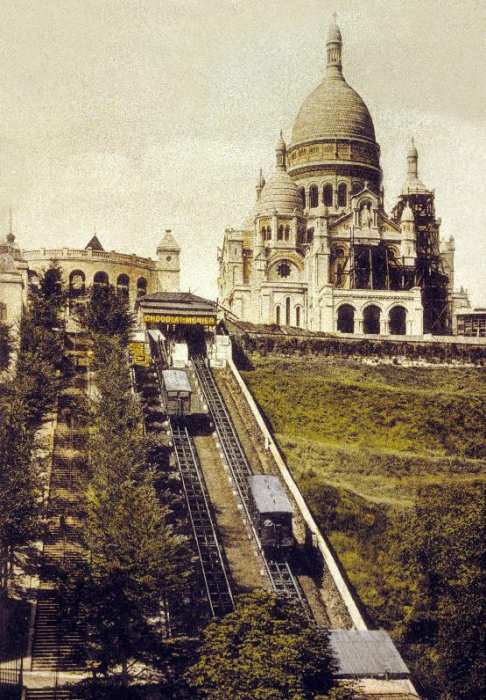 Montmartre, Paris: the funicular and the Sacre Coeur a 