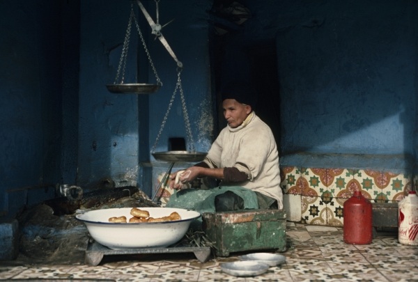 Moroccan doughnut seller (photo)  a 