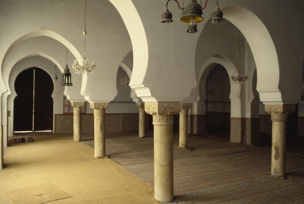 Mosque Sidi Halaoui, view of the prayer hall (photo)  a 