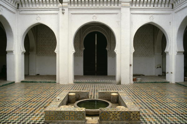 Mosque Sidi Halaoui, view of the courtyard (photo)  a 