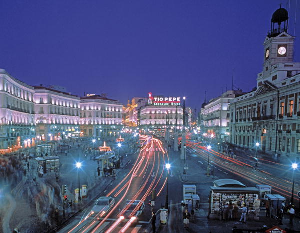 Puerta del Sol at night (photo)  a 