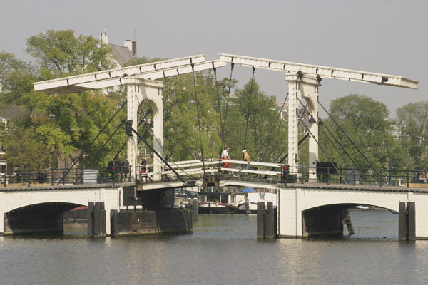 Skinny Bridge on Amstel River (photo)  a 