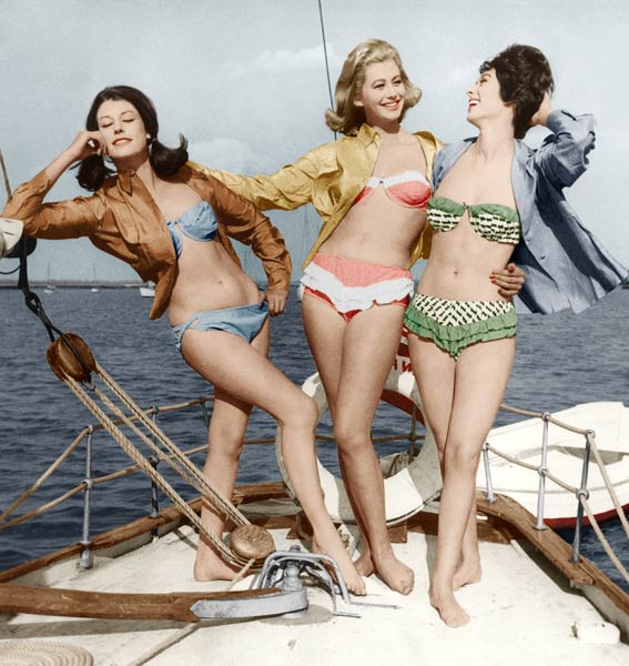 Tre giovani donne in bikini documento colorato a 