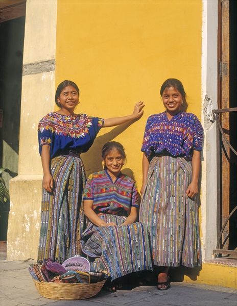 Three Guatemalan ladies (photo)  a 