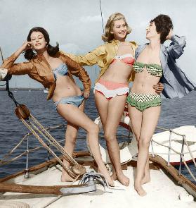 Tre giovani donne in bikini documento colorato