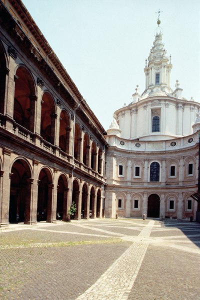 View of the facade and the court designed by Francesco Borromini (1599-1667) (photo) a 