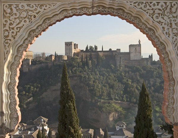 View across Albaicin to La Alhambra (photo)  a 