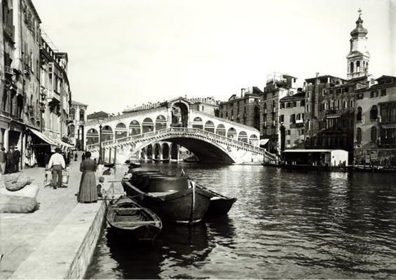 View of the Ponte di Rialto (b/w photo) a 