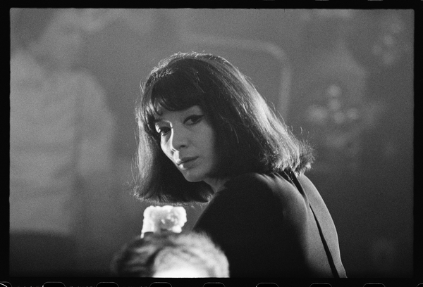 Juliette Greco in smokey nightclub a Orlando Suero