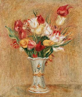 Bouquet di tulipani in vaso bianco